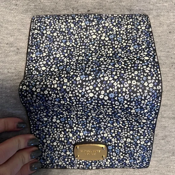 Michael Kors Blue Floral Women's bifold wallet - Picture 3 of 4